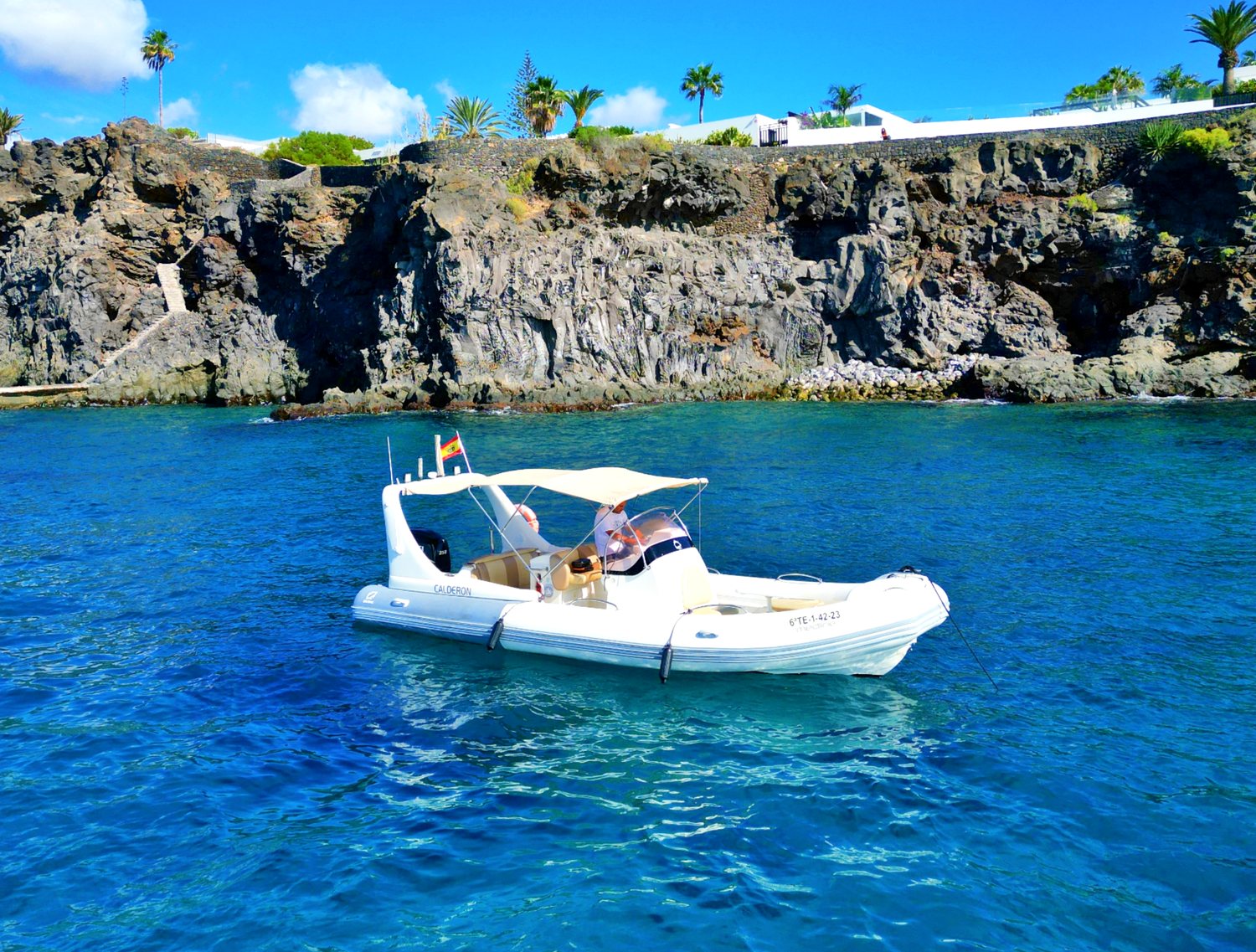 Nuestro barco RIB Calderón en la costa de Tenerife